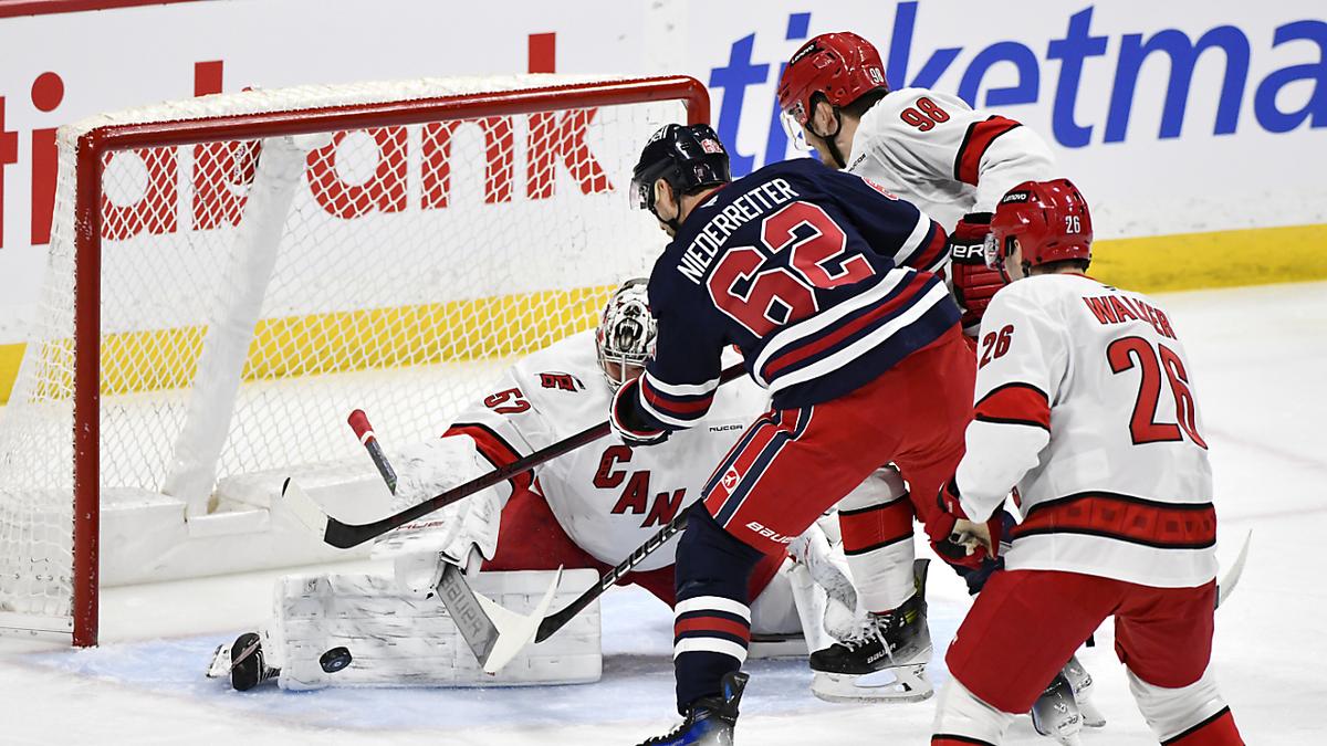 Two points and a star for El Nino