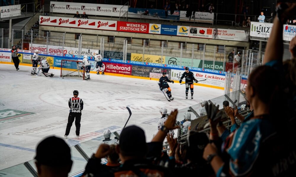 Black Wings Linz celebrate successful Preseason start!
