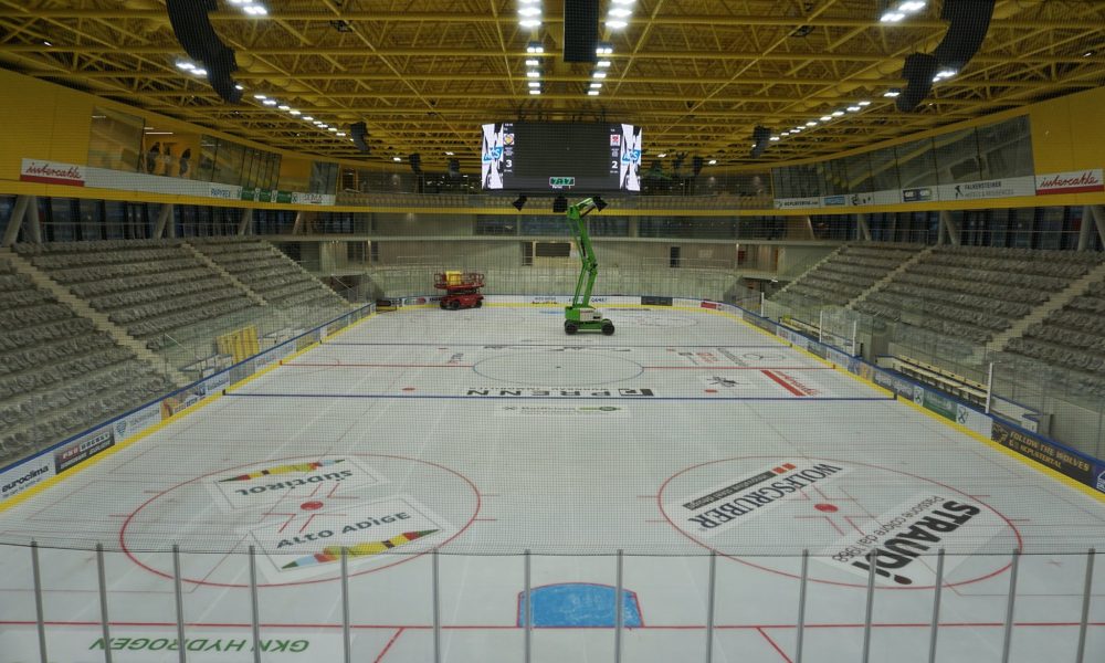 Elaborate renovation is necessary: Icehl home has roof damage!