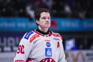 Nice gesture from KAC striker Fraser after Murray drama!