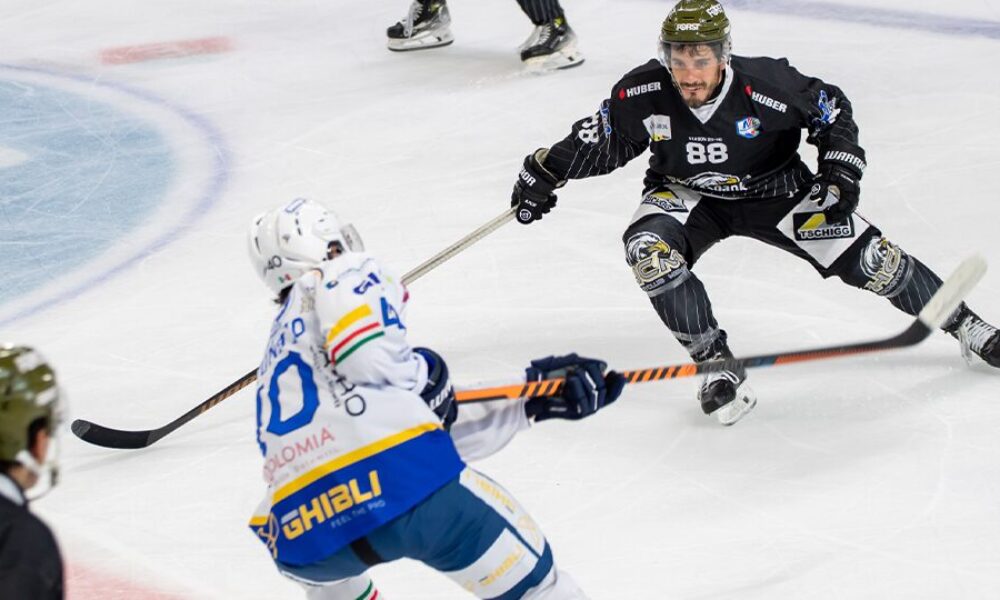 Alpshl: Cortina celebrates the opening win at HC Merano!