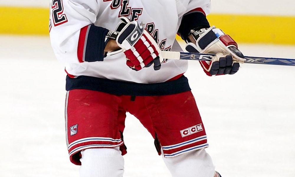 What does the former NHL defender Thomas Pöck do today?