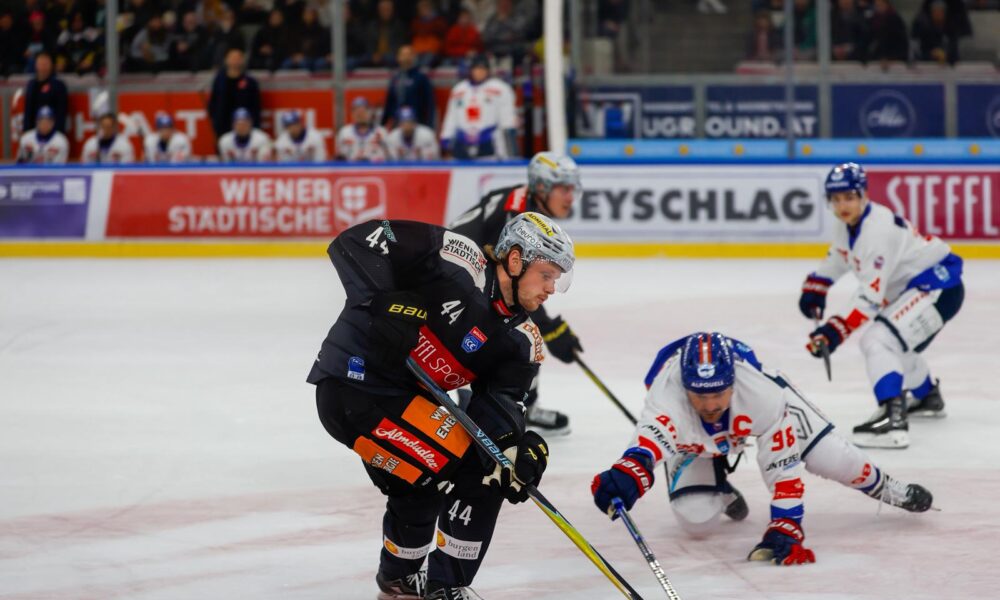 Vienna Capitals celebrate their first success under Kevin Constantine!