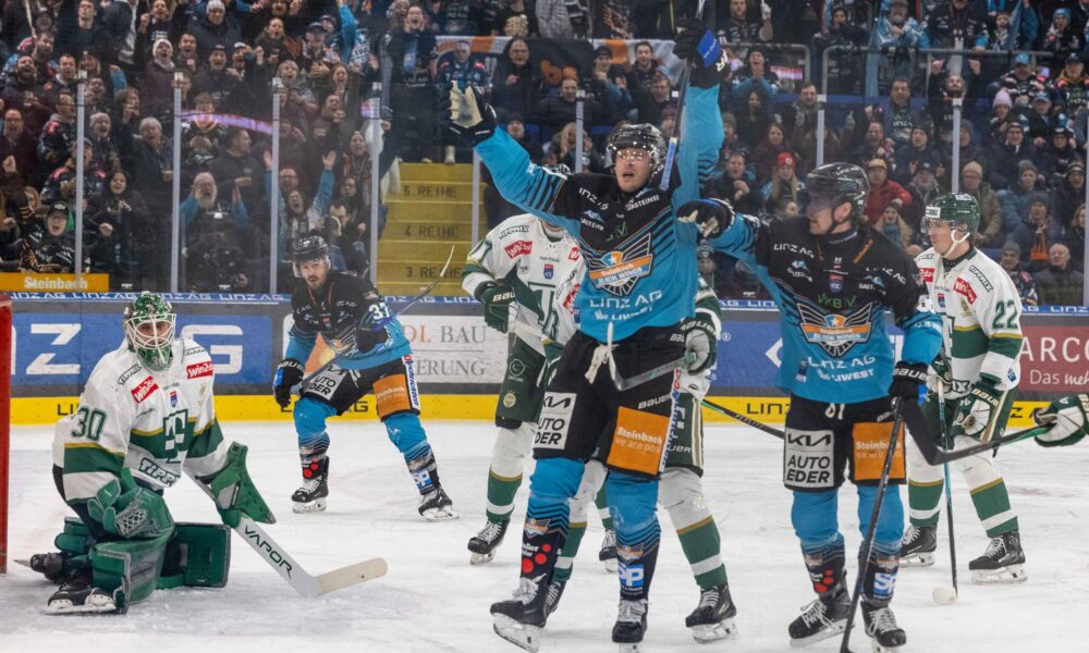 Black Wings Linz celebrate important home win over Ferencvaros Budapest!