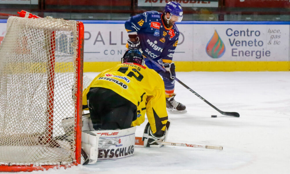 Last year's ICEHL keeper extended his stay in the DEL!