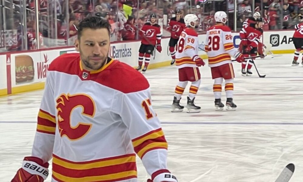 After defeat: Ex-NHL star hits teammate in the face!
