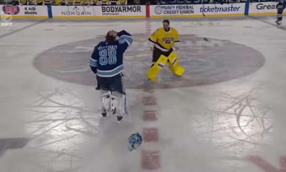 Video: Goalie fight at NHL outdoor spectacle in front of over 60,000 spectators!