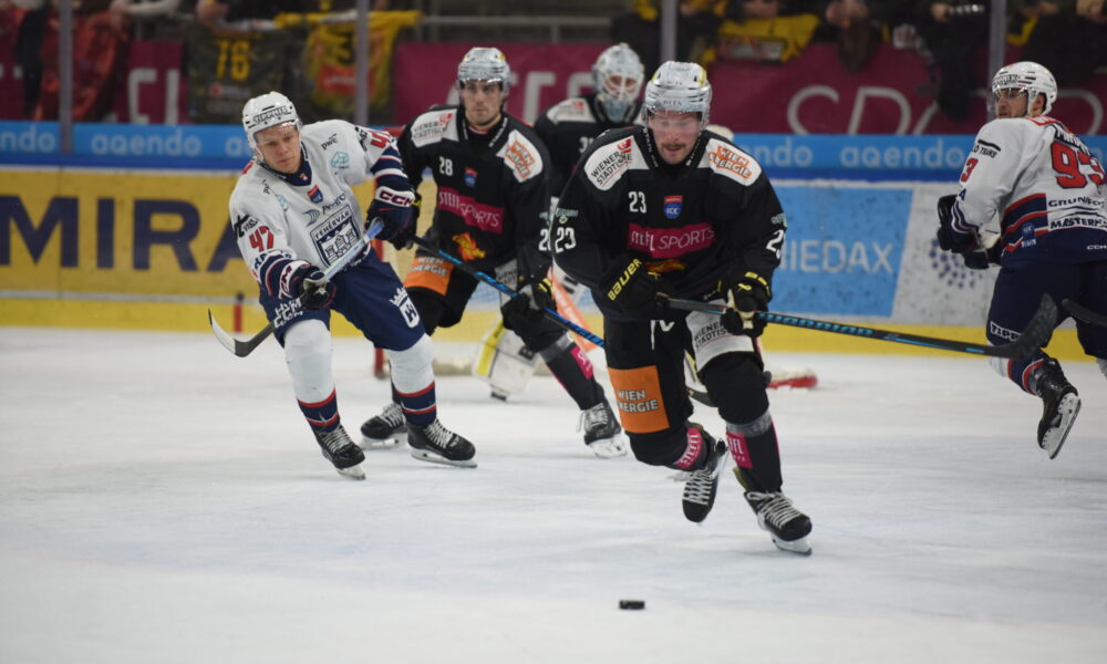 Vienna Capitals celebrate a clear home win!