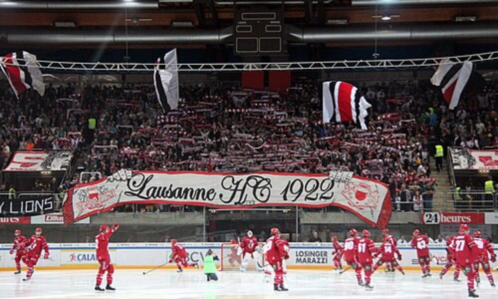 Violent riots: away fans storm the sector!