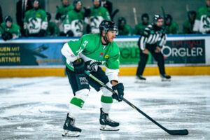 Contract extended: British-Canadian defender remains with ICEHL!